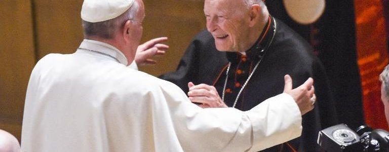 Un arzobispo acusó a Francisco de encubrir abusos y pidió su renuncia
