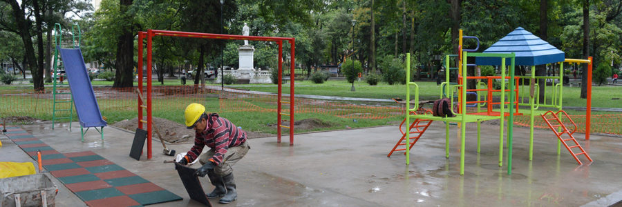 Instalan nuevos juegos infantiles en el parque San Martín