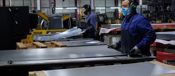 La industria cayó 26,4% interanual en mayo pero mejoró 9% frente a abril