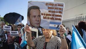 Personas se concentraron frente al departamento de Cristina Kirchner para exigir justicia por Alberto Nisman