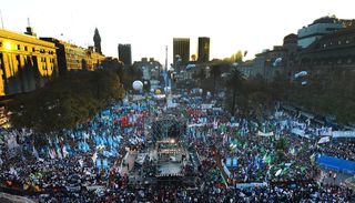 Convocan a un acto para el 10 de diciembre y Máximo Kirchner pide “reventar en serio” la Plaza de Mayo