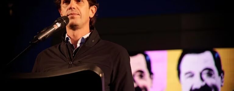 La UCR cuestionó a Macri y ratificó su neutralidad de cara al balotaje en un homenaje a Alfonsín a 40 años de la democracia