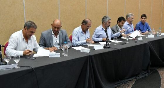 El Gobierno y gremios cerraron la paritaria 2023 con un incremento del 212%