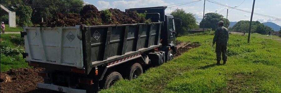 Avanzan las tareas de limpieza del canal Juan XXIII en zona oeste de la ciudad