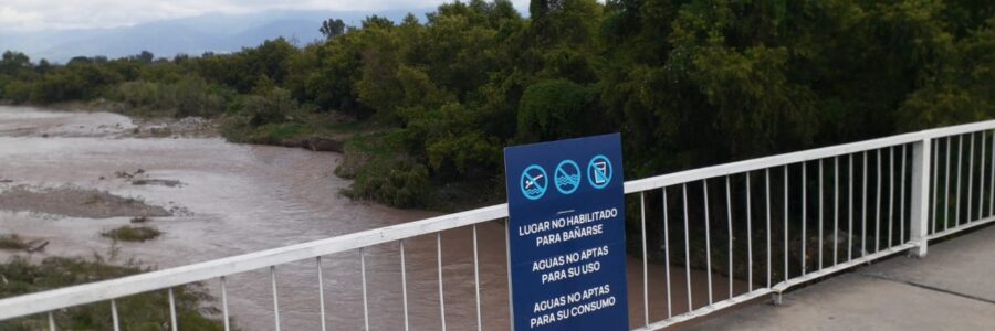 Colocaron cartelería preventiva en las márgenes del río Arenales