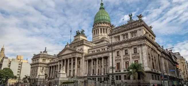 Ley ómnibus: el Gobierno acelera negociaciones y podría enviar este viernes el proyecto al Congreso