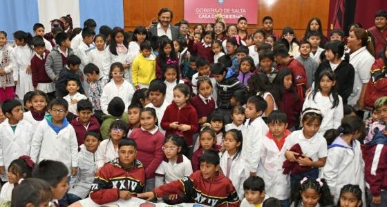 Sáenz entregó más de 250 mil manuales escolares: “La educación y salud pública son dos valores irrenunciables”