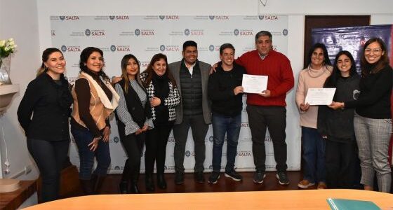 El ministro Mimessi entregó certificaciones a las dos primeras Familias Solidarias de Salta Capital