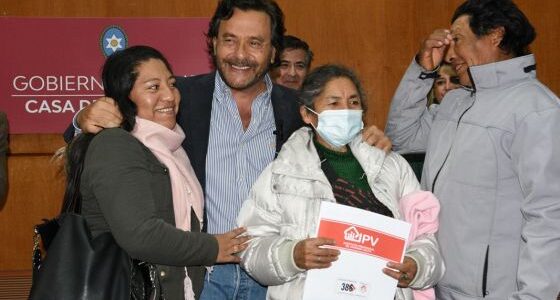 200 familias recibieron las escrituras de sus viviendas tras esperar hasta 42 años