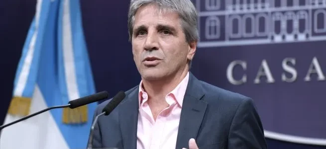 Luis Caputo adelantó que bajará el impuesto PAIS si se aprueba la ley Bases y dijo que la inflación de mayo estará debajo del 5%