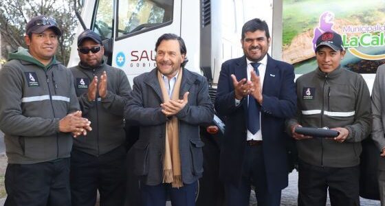 Gestión de residuos: El Gobernador entregó a La Caldera un camión recolector y compactador