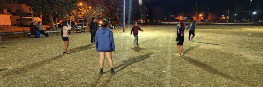 El municipio colocó nuevas luminarias en la cancha de barrio Universitario