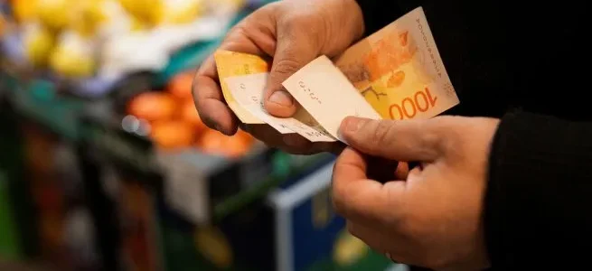 Inflación y dólar: Gobierno busca evitar remarcaciones preventivas pero las empresas alertan por tres indicadores clave