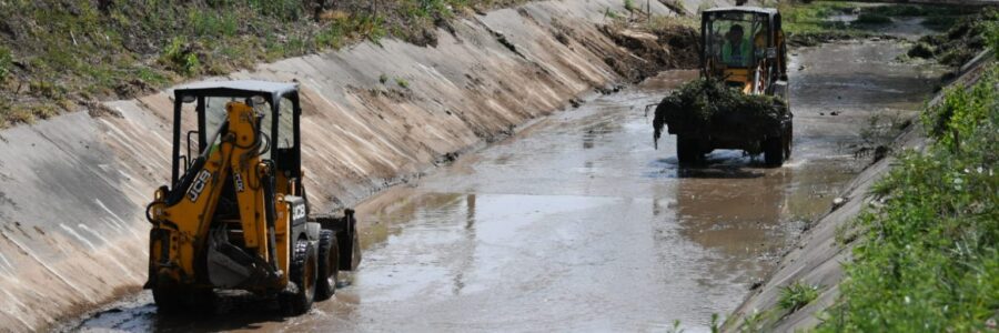 Ejecutan la limpieza del canal de Los Profesionales en zona norte