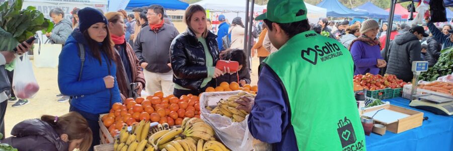 La propuesta del municipio se llevará a cabo este martes 15 de 10 a 16 hs. en la intersección de San Francisco de Asís y Los Alpes, en el barrio Roberto Romero. Los vecinos encontrarán diversos productos con descuentos de hasta el 30%.