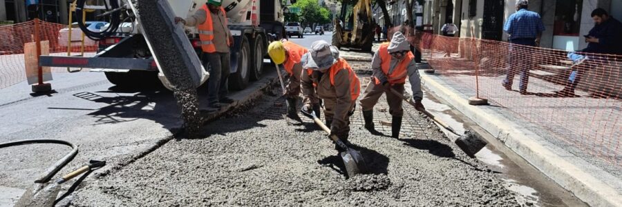 Avanza la reparación de dársenas de colectivos sobre la avenida Belgrano