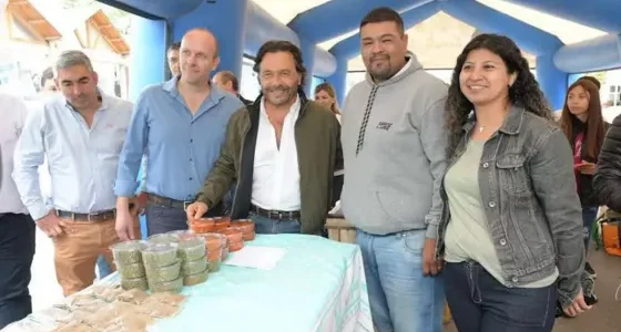 Feria en Cerrillos: Gustavo Sáenz acompañó a pequeños emprendedores que mostraron todo el potencial productivo salteño