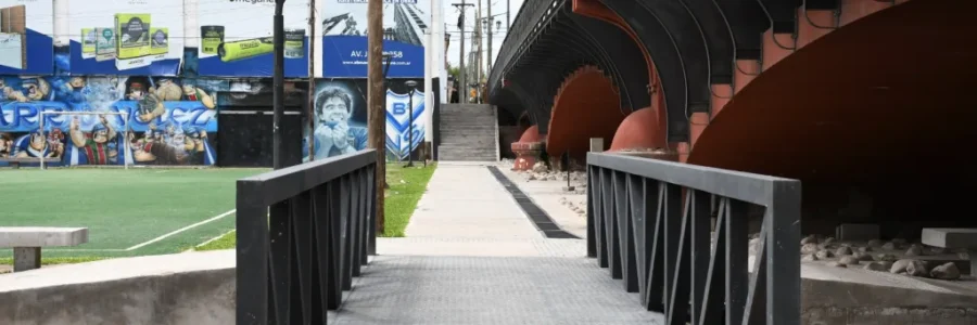 Colocaron tres pasarelas en el bajo puente Vélez Sarsfield