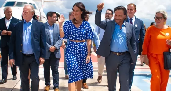 Gustavo Sáenz recibió el primer vuelo Salta – Asunción, la tercera ruta internacional de la provincia