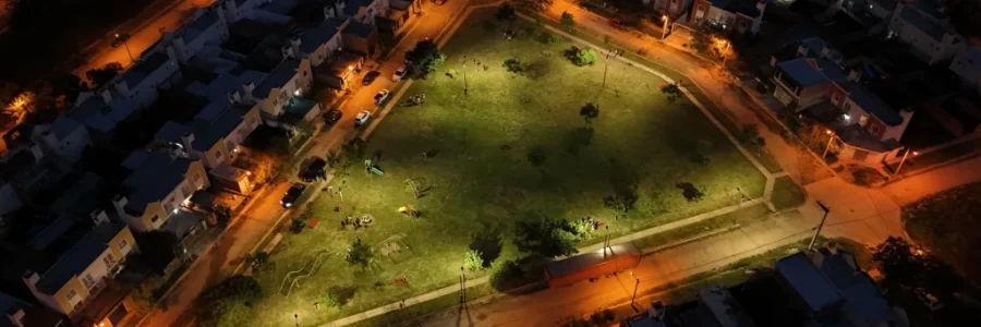 Por primera vez la plaza Fátima Cardozo de El Huaico cuenta con iluminación LED